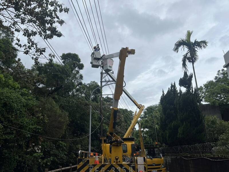 颱風造成許多用戶停電，台電桃園區營業處派員緊急搶修。（台電提供）