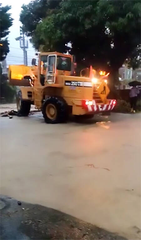 台電南投區處信義所外土石泥流，一度讓工程車陷泥流無法開出工程所外。（台電南投區處提供）