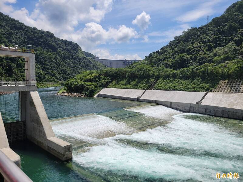 翡翠原水管在凱米颱風首登場，直接取用了翡翠水庫180萬噸原水，大幅降低淨水成本。（記者何玉華攝）