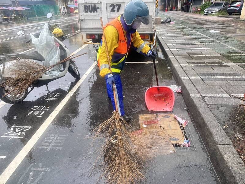 颱風來襲，南市清潔隊員投入環境巡查和清潔工作，確保市容整潔及排水順暢。（圖由南市環保局提供）