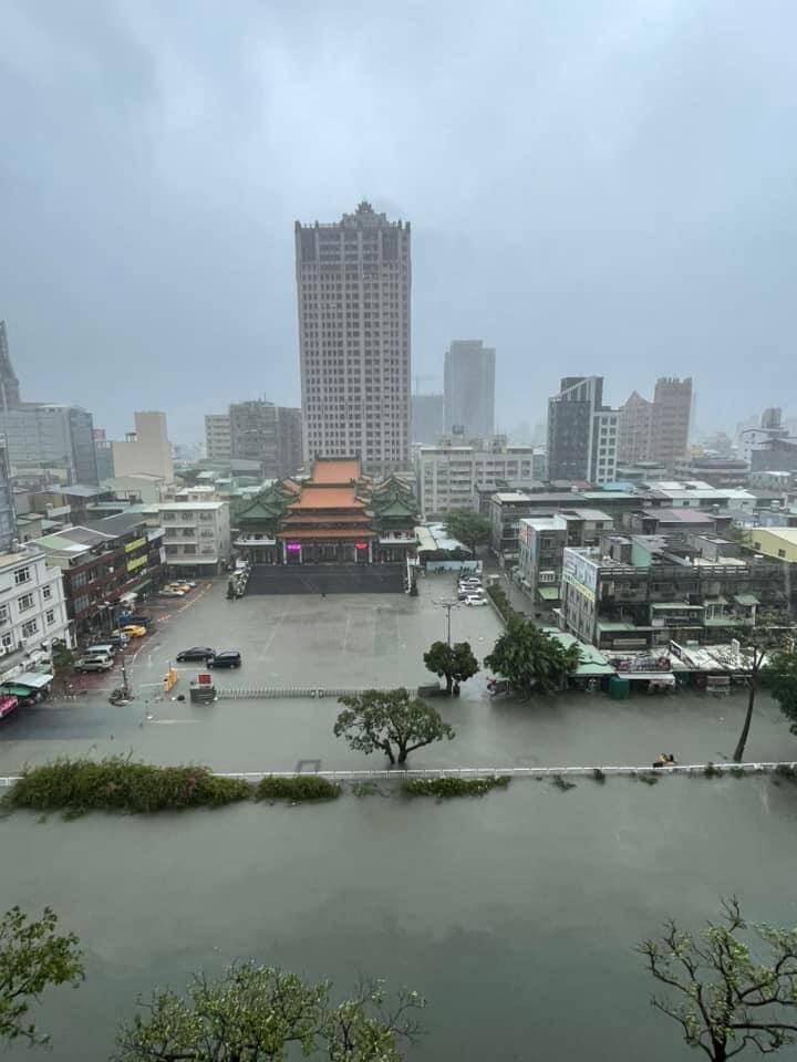 高雄愛河水位暴漲，位於幸福川前的三鳳宮廣場前淹水，幾乎分不出河道與路面。（擷取自記者爆料網）