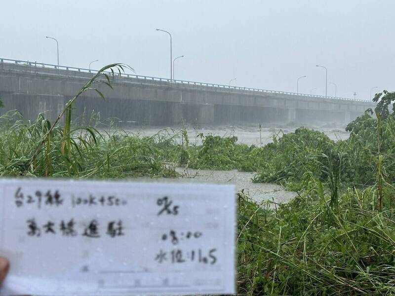 台88萬大橋因為高屏溪水暴漲已達警戒水位，不排除預警性封橋（圖:公路局南區養護工程分局提供）