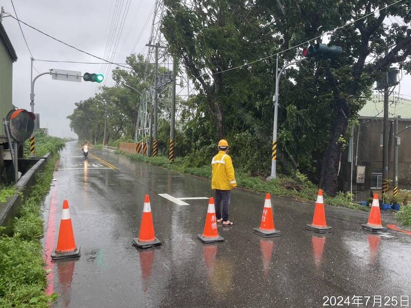 凱米颱風暴風圈仍影響，南市部份路段道路封閉。（擷自黃偉哲臉書）