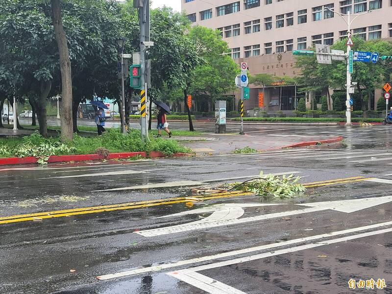 凱米颱風已經出海，台北街頭仍顯得冷清；落葉斷枝散落街頭，台北市長蔣萬安要求上班前復原。（記者何玉華攝）