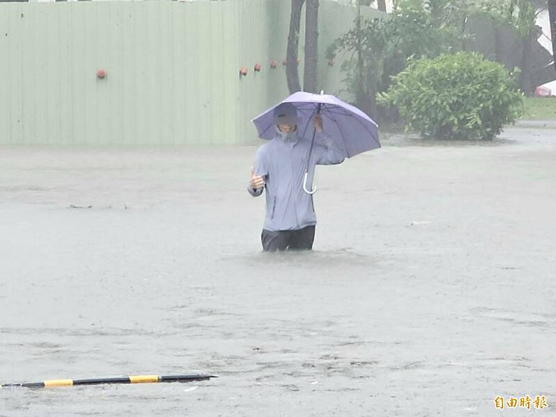 高雄市超大豪雨狂炸，又逢年度大潮，內水排不出去外海，造成愛河溢堤，造成市區積淹水。（記者陳文嬋攝）