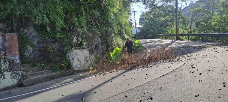 民眾抱怨，尖石鄉主要聯外道路竹60線道蜿蜒狹窄，部分路段兩側草木長得快影響視線，希望加強道路環境的維護；尖石鄉公所表示，颱風前已派員先行初步清理。（圖由尖石鄉公所提供）