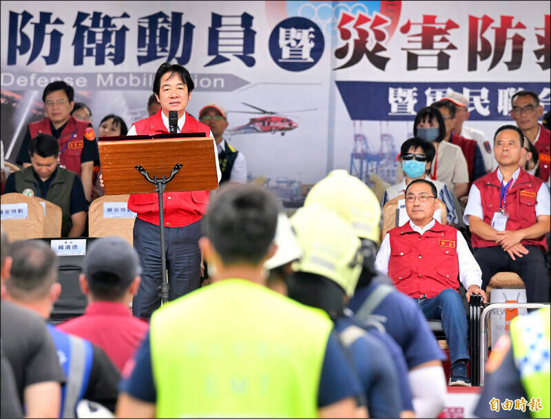 凱米颱風中心今天清晨已經離開台灣,但強風、豪大雨仍在各地陸續造成災情,總統賴清德稍早表示,中央部會將全力協助地方政府將災情降至最低。圖為總統賴清德(左)、新北市長侯友宜(右)23日出席「113年新北市全民防衛動員暨災害防救(民安10號)演習」。(資料照) 凱米颱風中心今天清晨已經離開台灣,但強風、豪大雨仍在各地陸續造成災情,總統賴清德稍早表示,中央部會將全力協助地方政府將災情降至最低。圖為總統賴清德(左)、新北市長侯友宜(右)23日出席「113年新北市全民防衛動員暨災害防救(民安10號)演習」。(資料照)