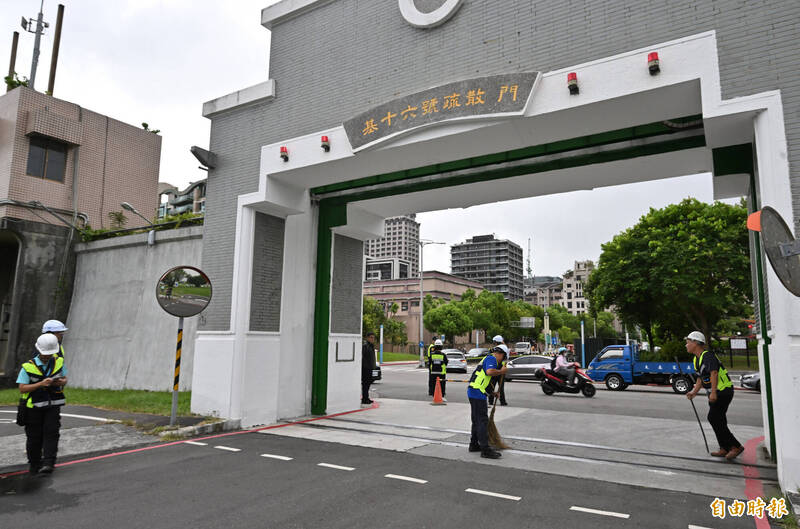 台北市水門今晚8點重新開啟。（記者田裕華攝）