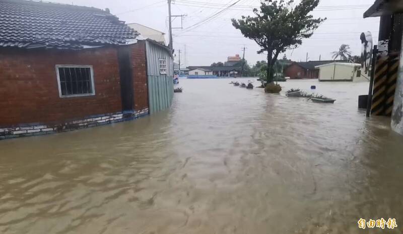 雲林縣大埤鄉豐田村淹水已有3、40公分深。（記者黃淑莉攝）