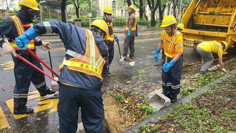 環保局投入出動逾2200人次、500車次相關救災及復舊作業。（台北市環保局提供）