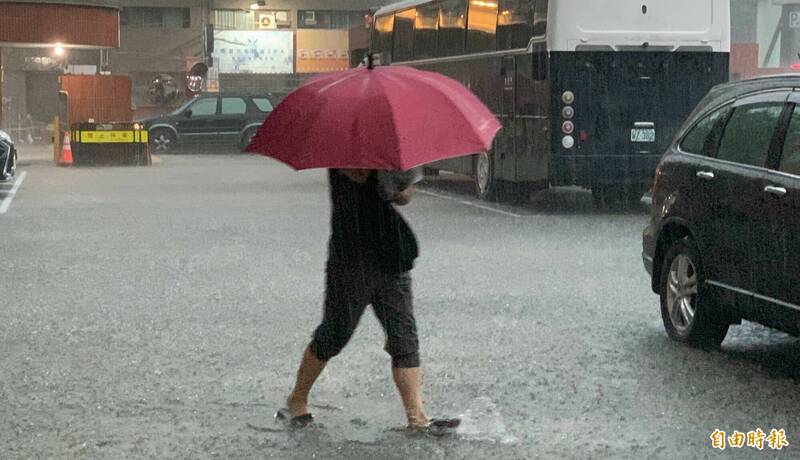 「凱米」颱風狂炸，彰化縣從下午到晚間連續暴雨，不少地方淹水傳出災情。（記者湯世名攝）