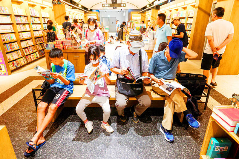 
People read books at Eslite Bookstore’s Sindian branch in New Taipei City yesterday as schools and offices were closed across the nation for a second day due to Typhoon Gaemi. The Taiwan Institute of Economic Research yesterday raised its forecast for Taiwan’s GDP growth this year from 3.29 percent to 3.85 percent.
Photo: CNA