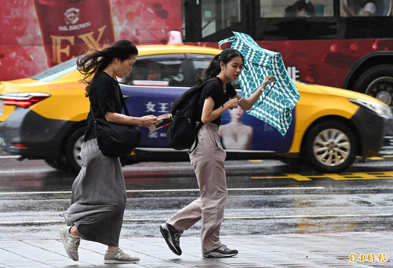 凱米颱風中心已離開台灣，中央氣象署預估台灣本島最快25日晚間脫離暴風圈。（記者廖振輝攝）