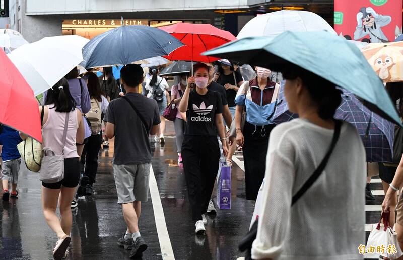 週五仍有部分地區持續性的強降雨，苗栗以南、南投地區及新竹、台東山區有局部大豪雨或超大豪雨機率。（記者廖振輝攝）