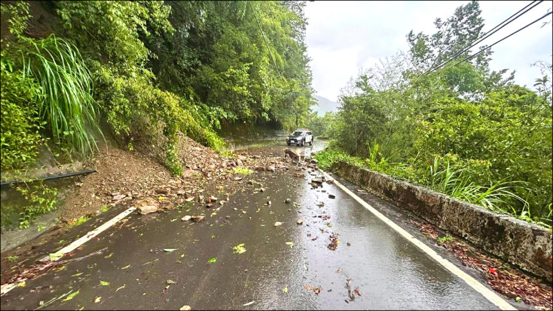 復興光華新興道路一度發生土石、邊坡樹木崩落路面。（警方提供）