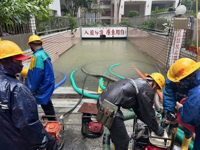 三民區德山街一處大樓地下室淹水。（台電提供）