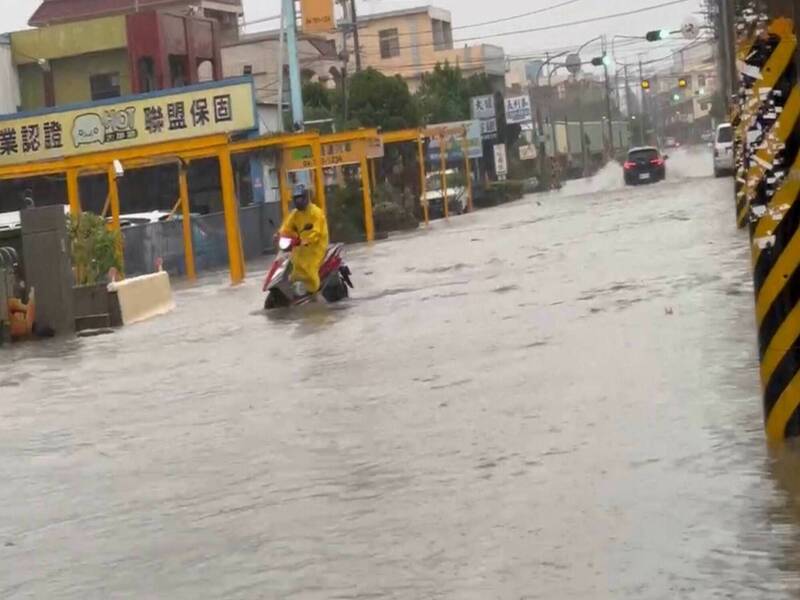 彰化縣今天要上班上課，但和美地區多處道路淹水，民眾冒雨上班，縣議員賴清美怒轟「這樣還要上班上課？」 （賴清美提供）