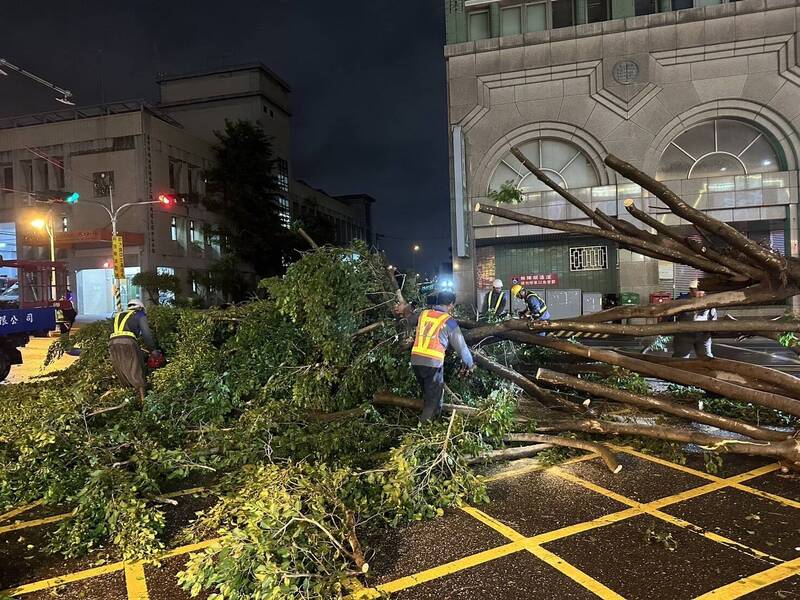 台中整夜風雨交加，路樹災情最慘，建設局漏夜排除。（圖由市府提供）