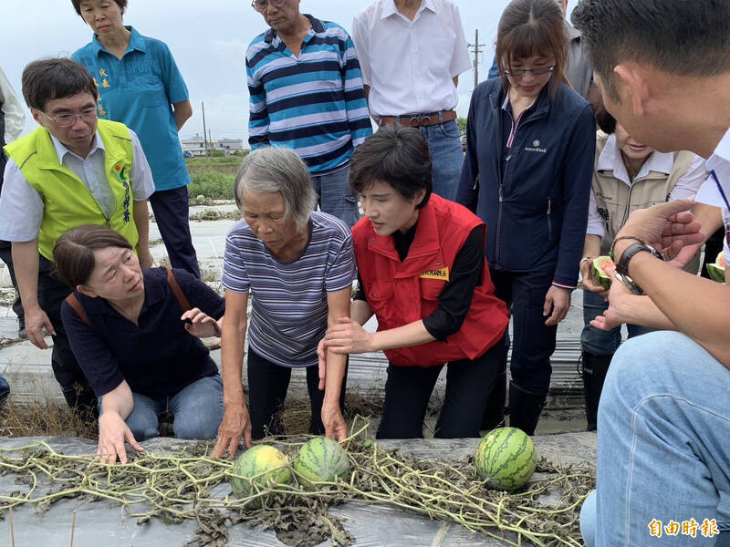 行政院副院長鄭麗君今天到宜蘭視察農損，指示農業部針對補助從寬認定。（記者王峻祺攝）