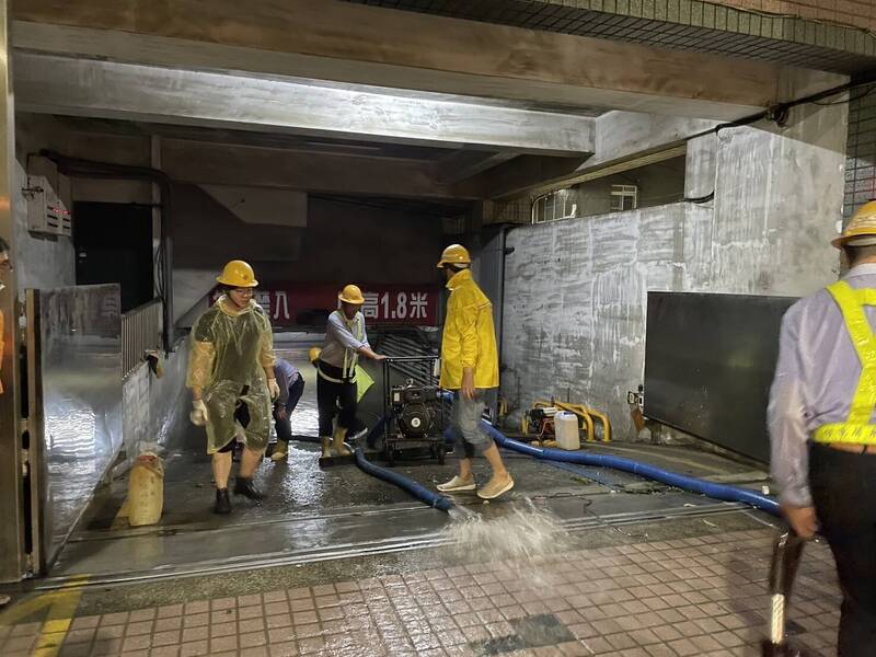 高雄淹水影響供電的地下室有6處，持續抽水中。（圖由台電提供）