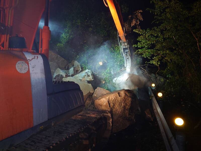 新北市三峽山區道路因颱風豪雨坍塌，工務局派員連夜搶通。（新北市工務局提供）