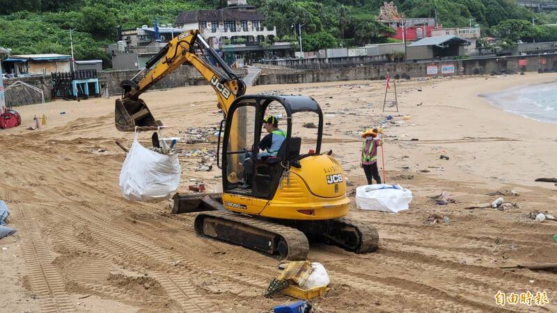 基隆大武崙沙灘正在清理海漂垃圾，最快28日開放。（記者盧賢秀攝）