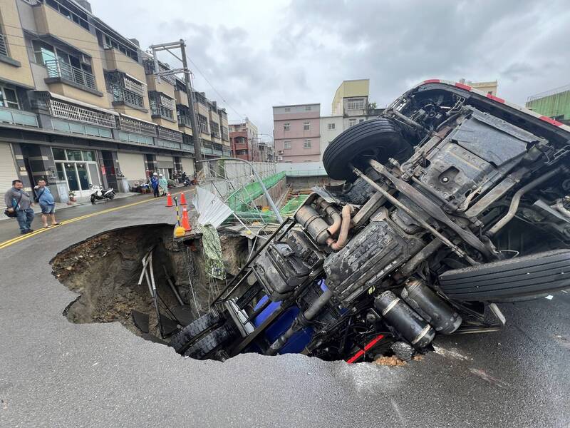 沙鹿區天仁北街一處工地出現坑洞，導致預拌混泥土栽入坑洞。（圖由民眾提供）