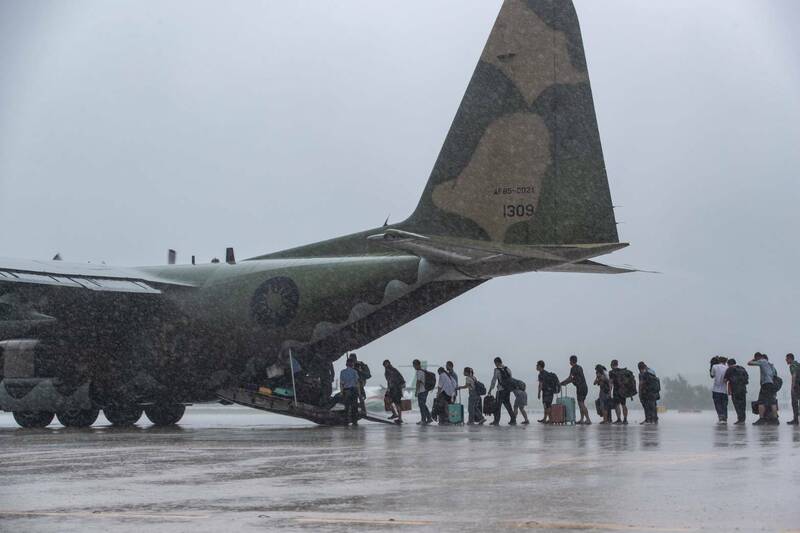 連續關島2天遊客歸心似箭，軍方支援運輸機運送。（圖由澎防部提供）