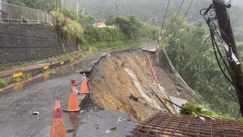 凱米暴雨導致溪頭往杉林溪的要道路基流失，路面只剩一半禁止通行。（民眾提供）