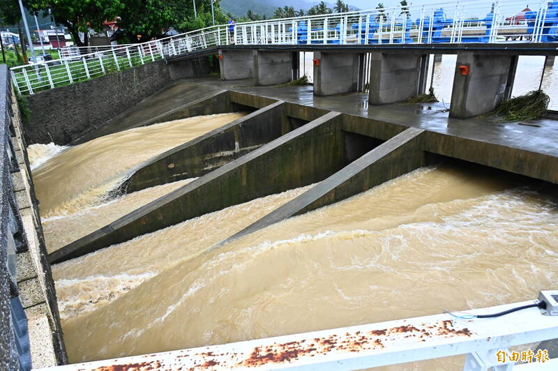 就怕大雨來襲水再度淹到陸地，美濃湖緊急溢洪放水。（記者李惠洲攝）