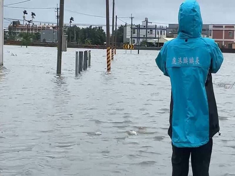 鹿港鎮頂番婆一帶一度淹水深達1公尺，鎮長許志宏今天在水勢稍退後勘災，震驚說從沒看過鹿港會淹水這麼嚴重。（民眾提供）