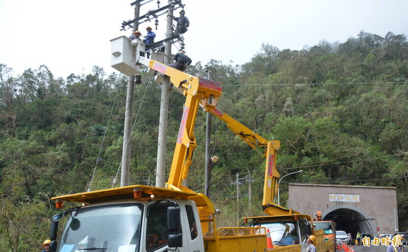 台電挺進蘇花路廊搶修電力。（記者王峻祺攝）