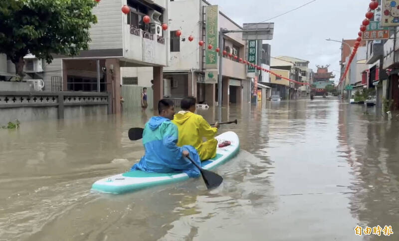 鹽水區民眾還划著立槳出外採買尋開心。（記者楊金城攝）