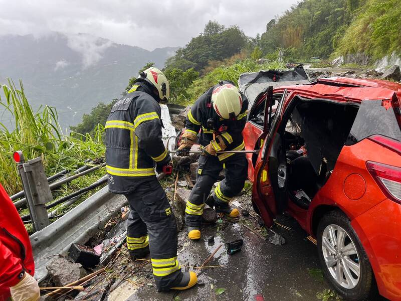 林鐵阿里山車庫何姓班長在阿里山公路遭巨石砸中身亡。（嘉義縣消防局提供）