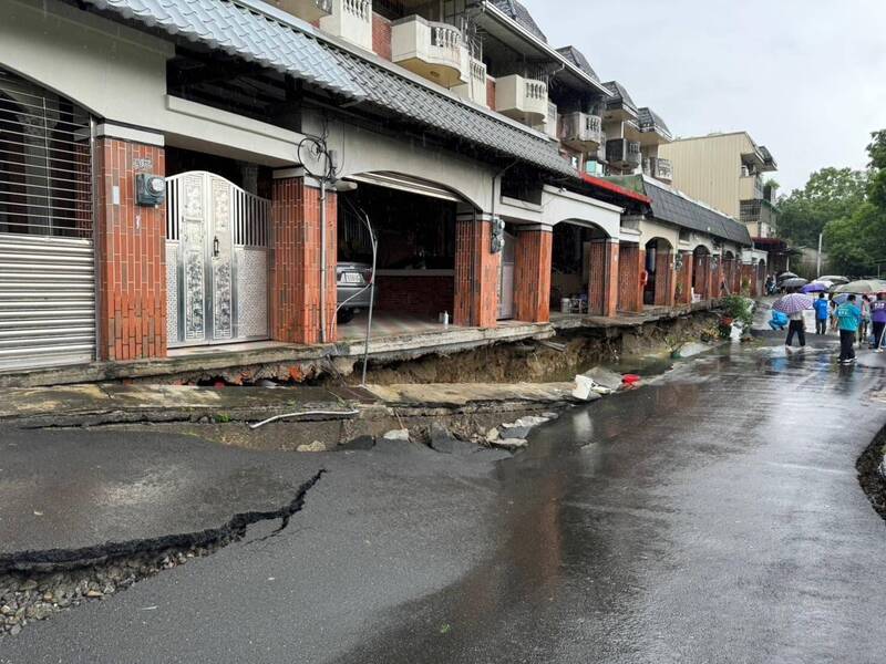 凱米颱風暴雨襲擊，南投竹山鎮有透天社區擋土牆流失，地基下陷超過1公尺，緊急撤離住戶53人。（竹山鎮公所提供）