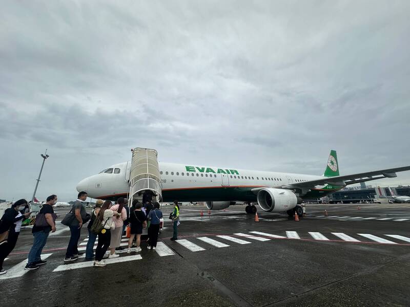 為加速疏運旅客，航空公司放大機型疏運。（民航局提供）