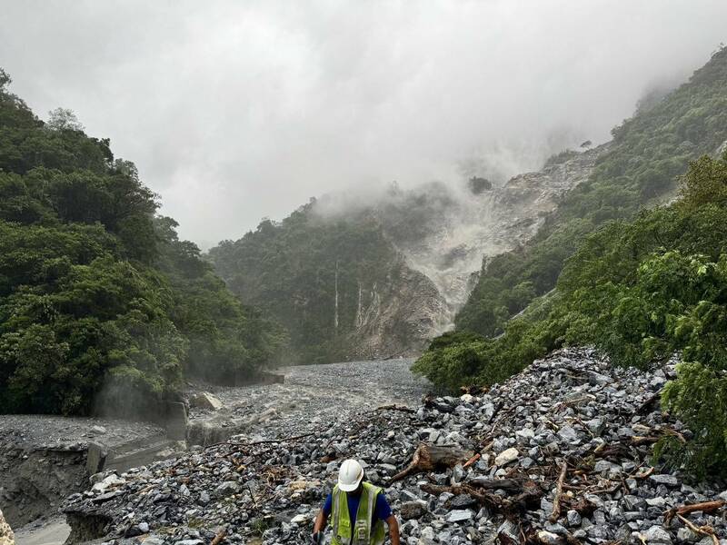 蘇花、中橫目前都中斷，秀林鄉鄉公所宣布大天祥地區、和平村明天停班停課。圖為蘇花公路匯德隧道北口土石流。（公路局提供）