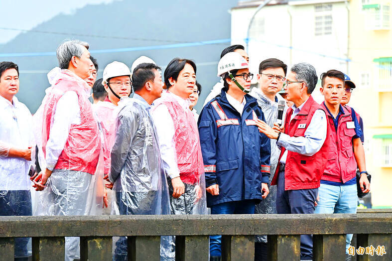 
President William Lai, center, inspects an area affected by Typhoon Gaemi in Kaohsiung’s Meinong District yesterday.
Photo: Lee Hui-chou, Taipei Times