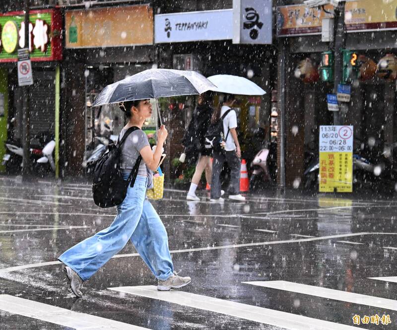 週六全台水氣仍多，各地須注意降雨變化，提醒民眾外出攜帶雨具。（資料照）