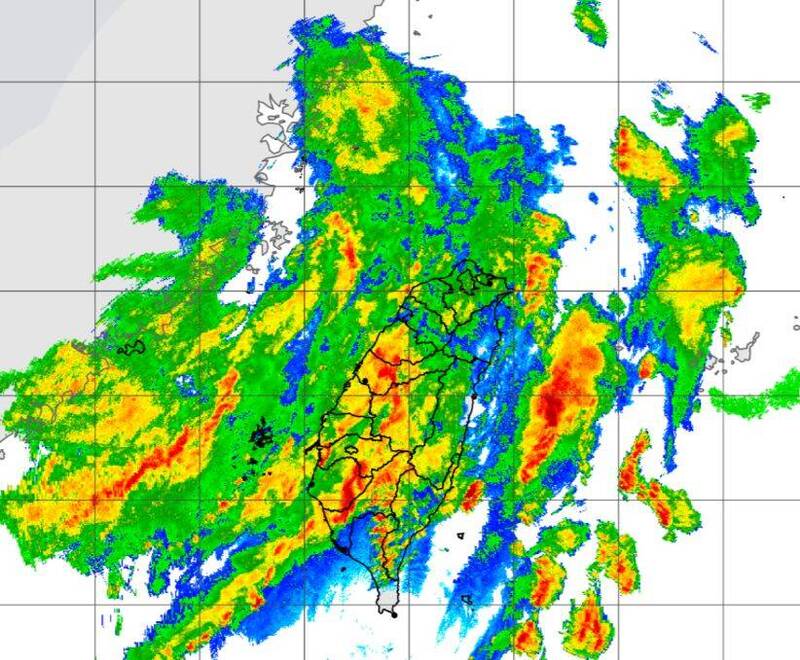 「凱米」颱風持續遠離，氣象署於上午8點半解除颱風警報，氣象專家指出，預估今日中南部持續有豪雨以上等級的強降雨，需慎防壓垮駱駝最後稻草，使災情加劇。（圖擷取自中央氣象署）