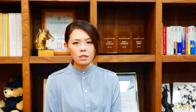 
Suspended Hsinchu mayor Anne Kao speaks in an image taken from a video she released yesterday.
Photo copied by Hung Mei-hsiu, Taipei Times