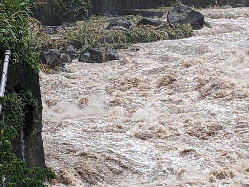 颱風過後，造成取水口堵塞，水中濁度飆升，通常自來水廠加氯量會增加，以加強消毒。（台水提供）