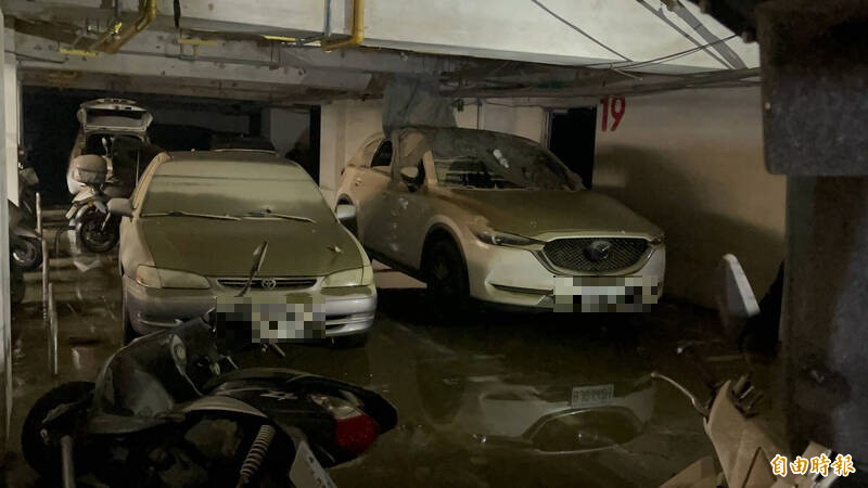 高雄288戶大樓豪雨灌入地下室800輛車滅頂，抽水3天終見地下1樓。（記者黃良傑攝）