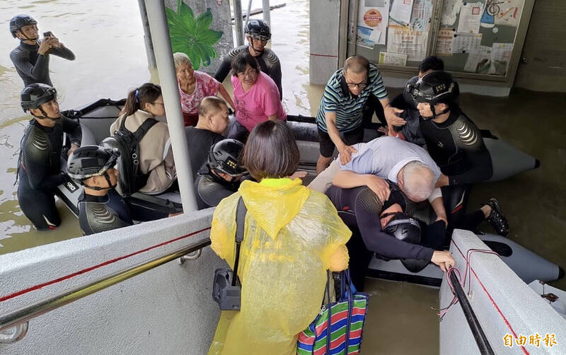 積水退去居民返家整理  台南後壁「60人要求1200個便當」事件落幕