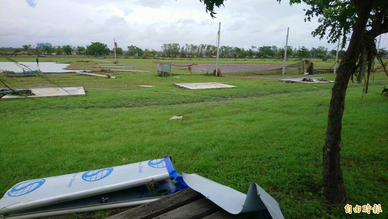 屏東市河濱公園滿目瘡痍 棒壘球場及寵物園區設施嚴重毀損