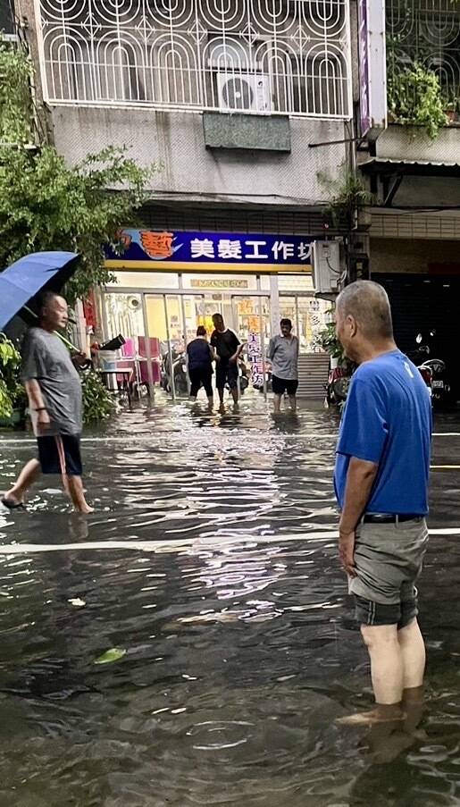 凱米颱風期間，鹽水溪排水的水位高漲，海佃路1段麥當勞附近社區巷道也淹水。（台江流域志工提供）