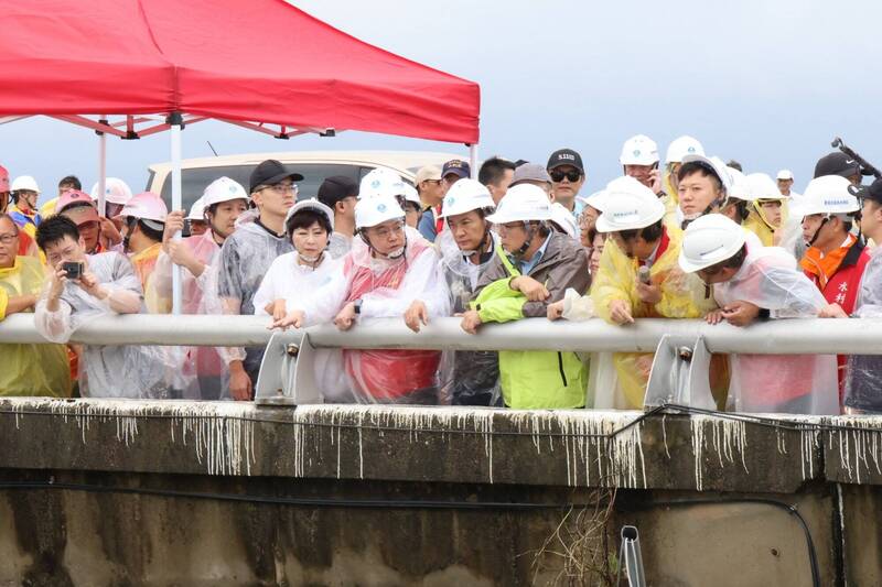 颱風凱米造成花蓮鐵公路中斷，因土石流擴大，台鐵原訂29日搶通進度確定延後；公路蘇花路廊拚30日單線搶通。行政院長卓榮泰致歉，「我們欠東部安全回家的路很多次了」。圖為卓揆昨天到台南勘災情形。（中央社）