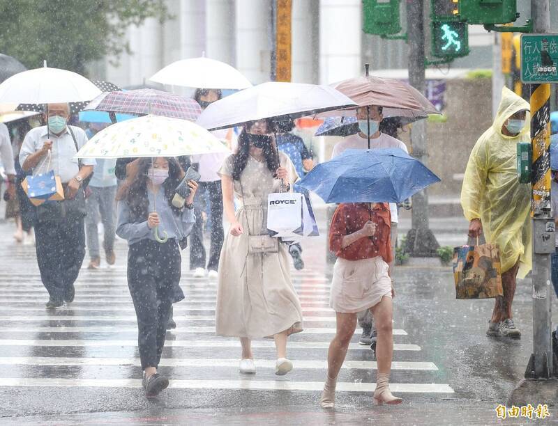 凱米颱風雖持續遠離，但水氣仍多，今天（27日）各地都還是有降雨機會，其中東半部地區及南部地區降雨範圍較廣泛，並且有大雨或局部豪雨發生的機率。（資料照）