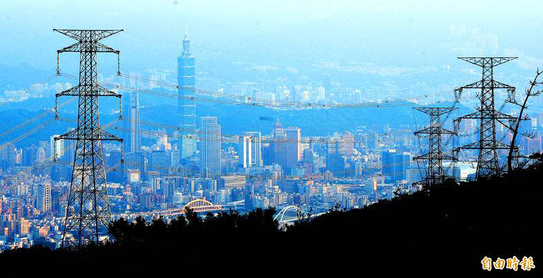 
Electricity pylons are pictured in Taipei in an undated photograph.
Photo: Lin Cheng-kun, Taipei Times