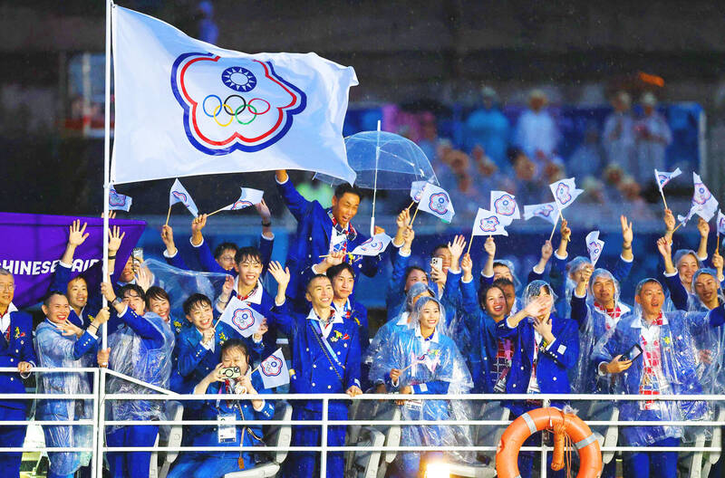 
Taiwanese badminton star Tai Tzu-ying, front, second left, and breakdancer Sun Chen, front, third left, wave the Chinese Taipei flag on a boat alongside other Taiwanese Olympic athletes on the Seine River during the opening ceremony of Summer Olympics in Paris on Friday.
Photo: Reuters